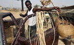 Artesão nigeriano cobre picape inteira com vime e fica famoso na África